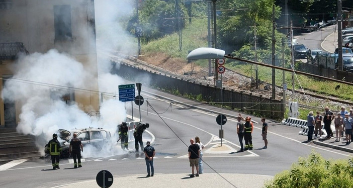 I soccorsi in azione (foto dalla pagina Facebook "Sei di Laveno se")