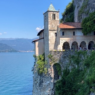 All'eremo di Santa Caterina del Sasso in barca, per scoprire il gioiello del Lago Maggiore