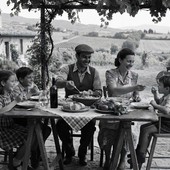 “Un po’, al mantègn 100 fioeu e...” - un padre, mantiene 100 figli e... “Un po’, al mantègn 100 fioeu e...” - un padre, mantiene 100 figli e...