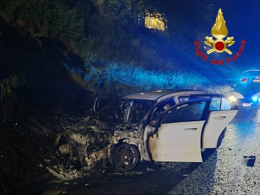 Auto in fiamme nella notte dopo un incidente sull'Autostrada dei Laghi