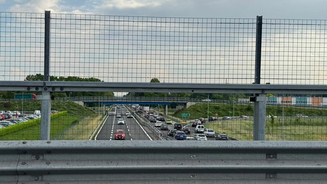 La lunga coda in autostrada tra Solbiate Arno Albizzate e Gallarate in direzione Milano