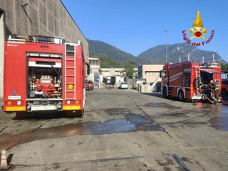 Le immagini dei vigili del fuoco impegnati nello spegnimento dell'incendio scoppiato nella zona industriale di Arcisate