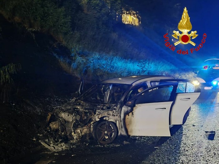 Notte ad alta tensione: rogo sull’A8 e accoltellamento fuori da un bar