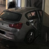 Auto impazzita in piazza Vittorio Emanuele, distrutta una vetrina