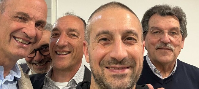 Da sinistra: Paolo Chiarino, Ferdinando Lenza segretario Milan Club Busto Arsizio, Antonello Castiglioni presidente Milan Club Busto Arsizio, Diego De Bernardi vincitore della maglia autografata di Kevin Zeroli, Sergio Medici consigliere Milan Club Busto Arsizio