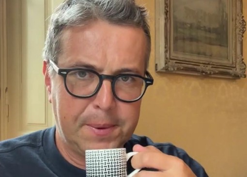 Andrea Cassani durante il suo più recente Caffe scorretto