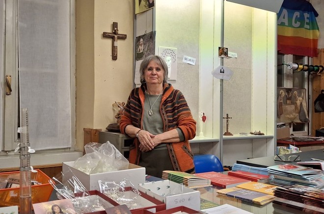 Adriana Tedaldi al bancone della libreria