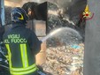 Le immagini dei vigili del fuoco impegnati nello spegnimento dell'incendio scoppiato nella zona industriale di Arcisate Le immagini dei vigili del fuoco impegnati nello spegnimento dell'incendio scoppiato nella zona industriale di Arcisate