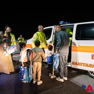 I piccoli pazienti accolti in aeroporto dal personale di Areu Lombardia I piccoli pazienti accolti in aeroporto dal personale di Areu Lombardia