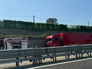 Camion in fiamme sull'Autostrada dei Laghi, code e fumo tra Castronno e Gallarate Nord