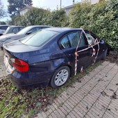 Una star fra le auto abbandonate a Busto, rimasta a lungo in un punto particolarmente frequentato, il parcheggio del Museo del Tessile. Recente la rimozione