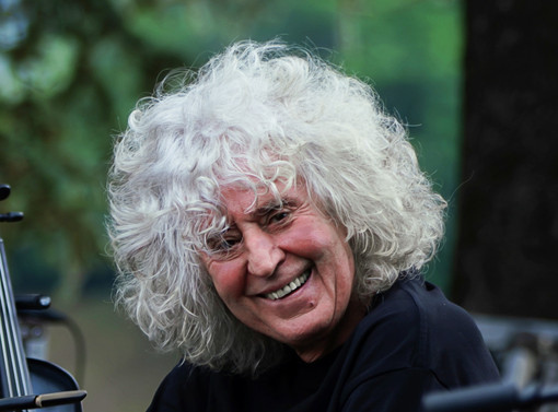 Angelo Branduardi in una foto tratta dalla sua pagina Facebook scattata da Giulia Conti Angelo Branduardi in una foto tratta dalla sua pagina Facebook scattata da Giulia Conti