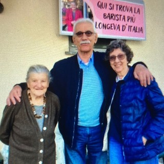 Antonio Tosi con la moglie Antonella in visita alla 101enne Anna Possi