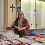 Adriana Tedaldi al bancone della libreria