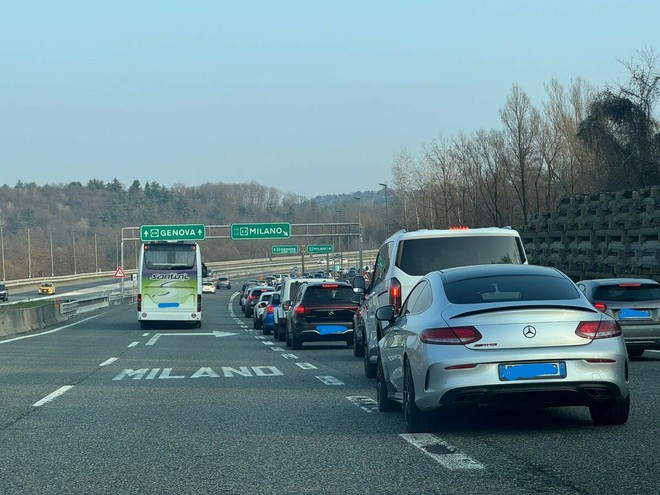 Code sull'autostrada in direzione Sesto Calende e poi verso Milano dalla A26