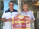 Giuseppe Abenante consegna la maglia, incorniciata, della promozione a Sara Tosi
