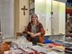 Adriana Tedaldi al bancone della libreria