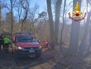 L'intervento di soccorso ad Arsago Seprio di un motociclista caduto nel bosco