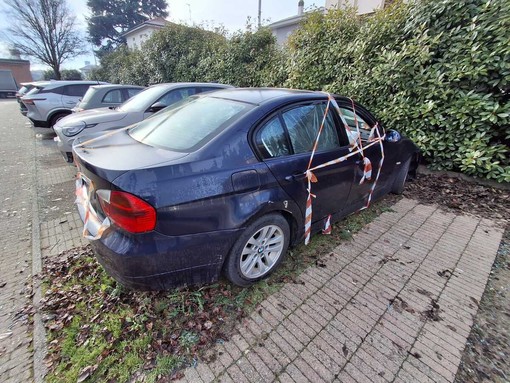 Una star fra le auto abbandonate a Busto, rimasta a lungo in un punto particolarmente frequentato, il parcheggio del Museo del Tessile. Recente la rimozione