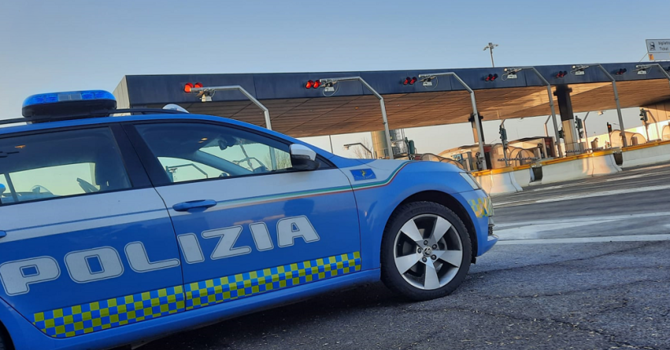 Fuga al casello dell’A8, arrestati dalla Polizia di Busto due spacciatori con droga e contanti