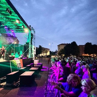 Sul palco di piazzale mercato a Tradate tanta musica e divertimento