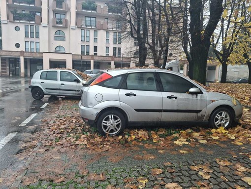 Le due auto, in stato di apparente abbandono in piazza XXV Aprile, come si presentavano domenica, una spostata sulla carreggiata Le due auto, in stato di apparente abbandono in piazza XXV Aprile, come si presentavano domenica, una spostata sulla carreggiata
