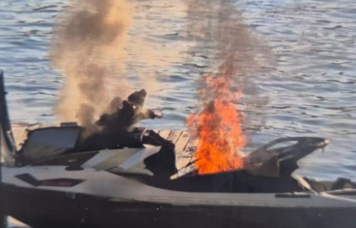 Le immagini della moto d'acqua in fiamme al pontile di Angera