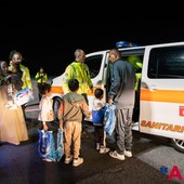 I piccoli pazienti accolti in aeroporto dal personale di Areu Lombardia I piccoli pazienti accolti in aeroporto dal personale di Areu Lombardia