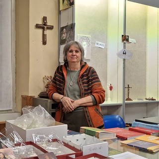 Adriana Tedaldi al bancone della libreria