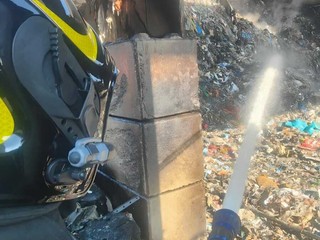 Le immagini dei vigili del fuoco impegnati nello spegnimento dell'incendio scoppiato nella zona industriale di Arcisate