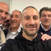 Da sinistra: Paolo Chiarino, Ferdinando Lenza segretario Milan Club Busto Arsizio, Antonello Castiglioni presidente Milan Club Busto Arsizio, Diego De Bernardi vincitore della maglia autografata di Kevin Zeroli, Sergio Medici consigliere Milan Club Busto Arsizio