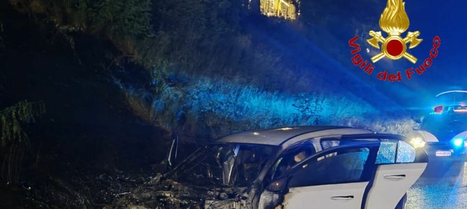 Notte ad alta tensione: rogo sull’A8 e accoltellamento fuori da un bar