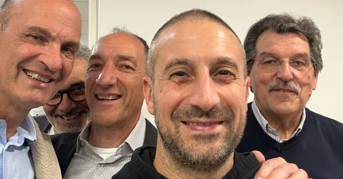 Da sinistra: Paolo Chiarino, Ferdinando Lenza segretario Milan Club Busto Arsizio, Antonello Castiglioni presidente Milan Club Busto Arsizio, Diego De Bernardi vincitore della maglia autografata di Kevin Zeroli, Sergio Medici consigliere Milan Club Busto Arsizio
