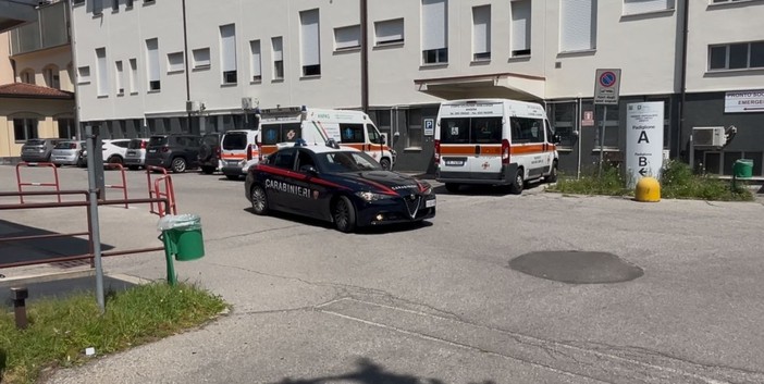 L'esterno dell'ospedale Ondoli di Angera dove stamattina si è consumata la tragedia