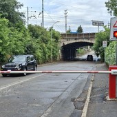 Si passa nonostante sbarre abbassate, semafori rossi, un veicolo fermo in attesa di carroattrezzi