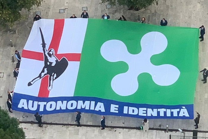 Autonomia, flash mob della Lega al Pirellone. Monti: «Otto anni dal referendum, non molliamo»
