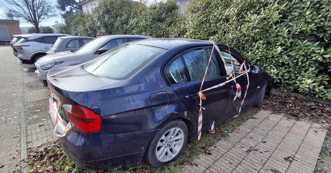 Una star fra le auto abbandonate a Busto, rimasta a lungo in un punto particolarmente frequentato, il parcheggio del Museo del Tessile. Recente la rimozione