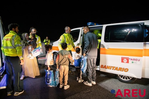 I piccoli pazienti accolti in aeroporto dal personale di Areu Lombardia I piccoli pazienti accolti in aeroporto dal personale di Areu Lombardia