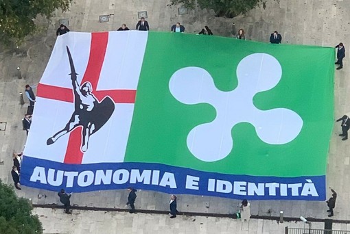 Autonomia, flash mob della Lega al Pirellone. Monti: «Otto anni dal referendum, non molliamo»