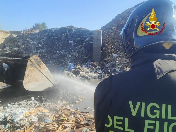Le immagini dei vigili del fuoco impegnati nello spegnimento dell'incendio scoppiato nella zona industriale di Arcisate