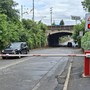 Si passa nonostante sbarre abbassate, semafori rossi, un veicolo fermo in attesa di carroattrezzi