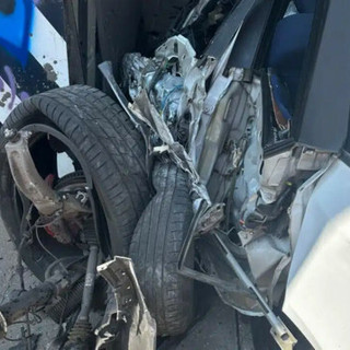 Ciò che resta di una delle auto coinvolte nel tragico incidente stradale ad Arluno (foto tratta da Vigevano24.it)