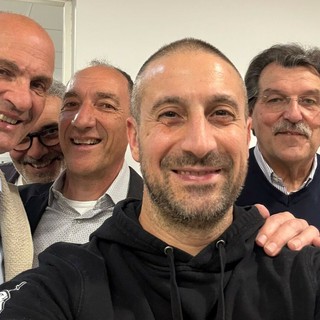 Da sinistra: Paolo Chiarino, Ferdinando Lenza segretario Milan Club Busto Arsizio, Antonello Castiglioni presidente Milan Club Busto Arsizio, Diego De Bernardi vincitore della maglia autografata di Kevin Zeroli, Sergio Medici consigliere Milan Club Busto Arsizio