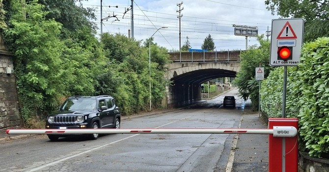 Si passa nonostante sbarre abbassate, semafori rossi, un veicolo fermo in attesa di carroattrezzi