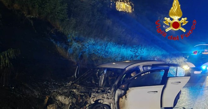 Auto in fiamme nella notte dopo un incidente sull'Autostrada dei Laghi