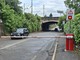 Si passa nonostante sbarre abbassate, semafori rossi, un veicolo fermo in attesa di carroattrezzi
