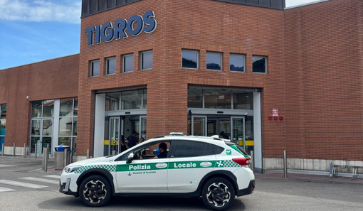 Derubavano i clienti del Tigros di Arcisate: denunciate tre donne straniere, una era incinta Derubavano i clienti del Tigros di Arcisate: denunciate tre donne straniere, una era incinta