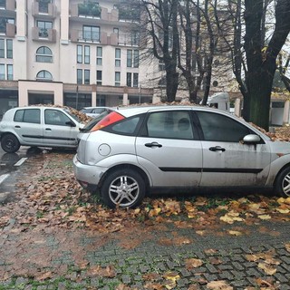 Le due auto, in stato di apparente abbandono in piazza XXV Aprile, come si presentavano domenica, una spostata sulla carreggiata Le due auto, in stato di apparente abbandono in piazza XXV Aprile, come si presentavano domenica, una spostata sulla carreggiata