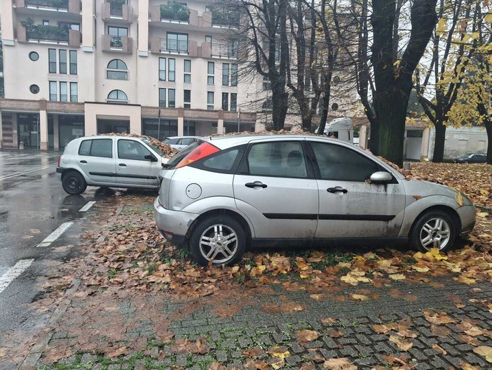 Le due auto, in stato di apparente abbandono in piazza XXV Aprile, come si presentavano domenica, una spostata sulla carreggiata Le due auto, in stato di apparente abbandono in piazza XXV Aprile, come si presentavano domenica, una spostata sulla carreggiata