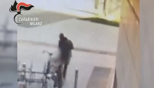 IL VIDEO. Milano: donna accoltellata, cinque secondi di follia. Si cerca aggressore in fuga